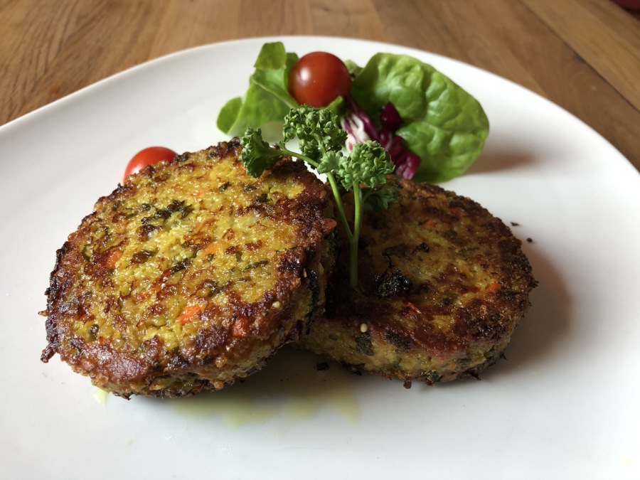 Hausgemachte Bratlinge mit Salat im Gasthaus Maßem